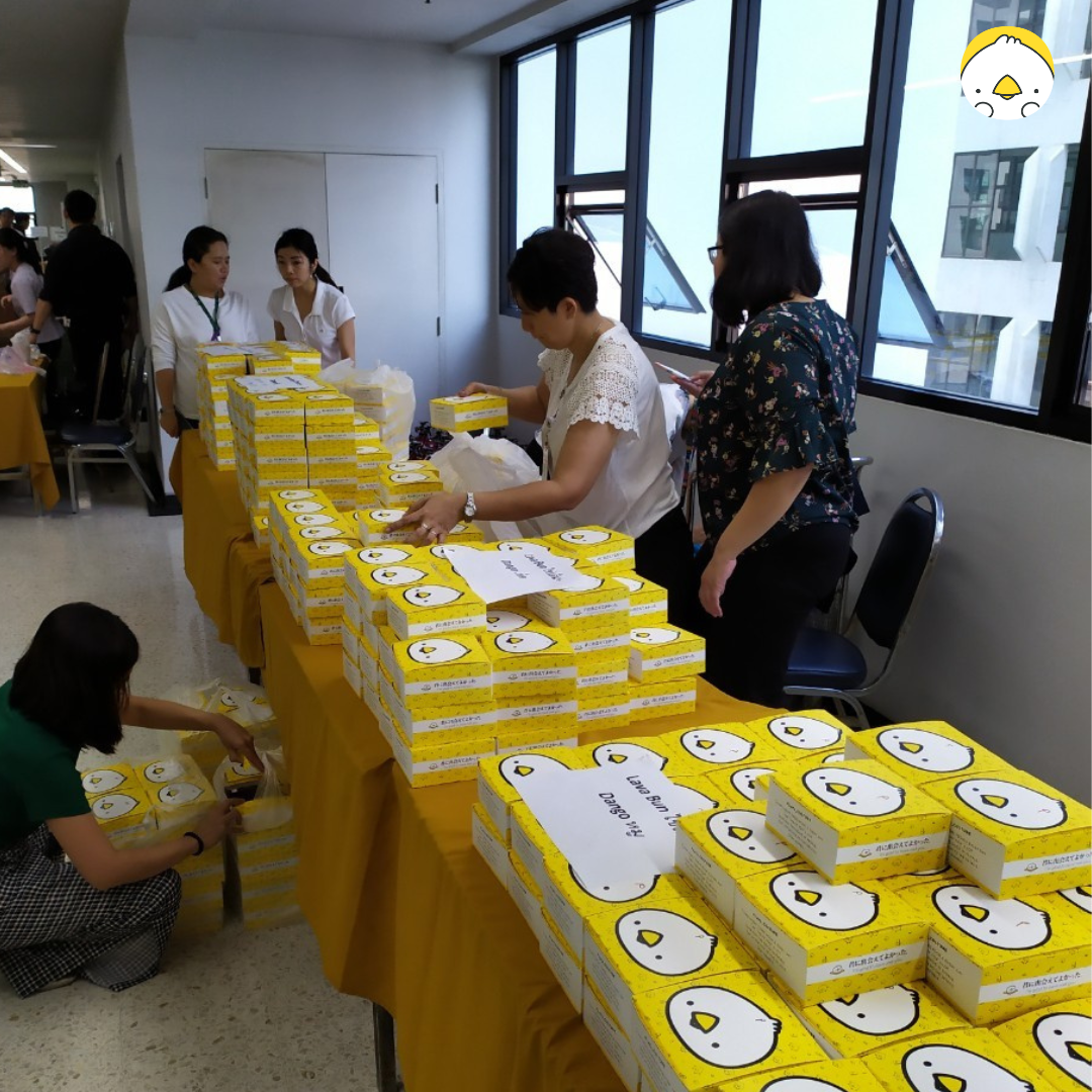 งานสัมมนา Snack Box บนโต๊ะหน้าเวที